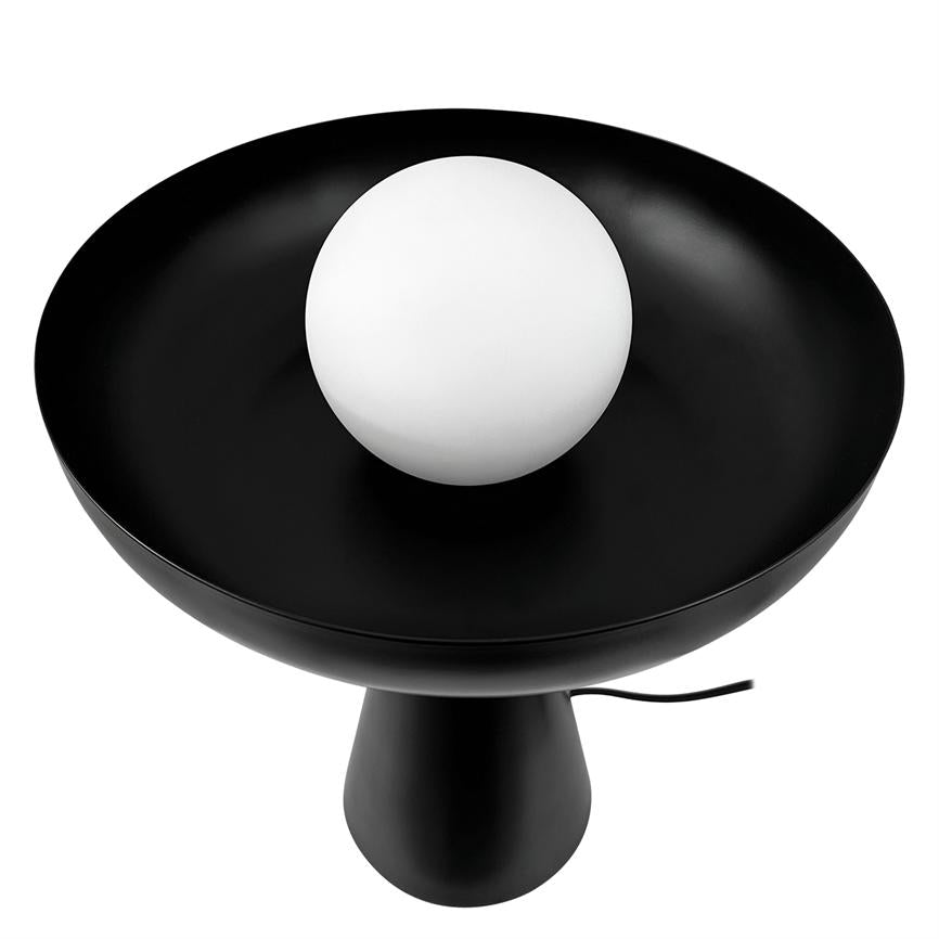 Sort skålformet bordlampe holder en hvid kuglepære i midten; lampen står på en sort kegleformet fod med synlig ledning mod en neutral hvid baggrund.