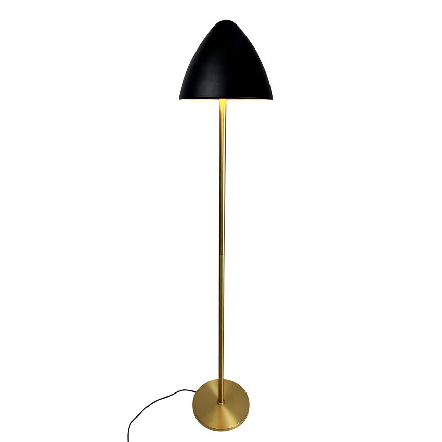 Gulvlampe med sort halvkugleskærm, gylden slank stang og rund fod; kaster varmt lys nedad, med sort ledning på hvid neutral baggrund.