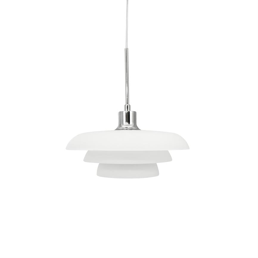 Loftlampe hænger i en tynd ledning foran en ensfarvet hvid baggrund; hvid, trelags rund skærm med forskudte skiver og blank kromfatning.