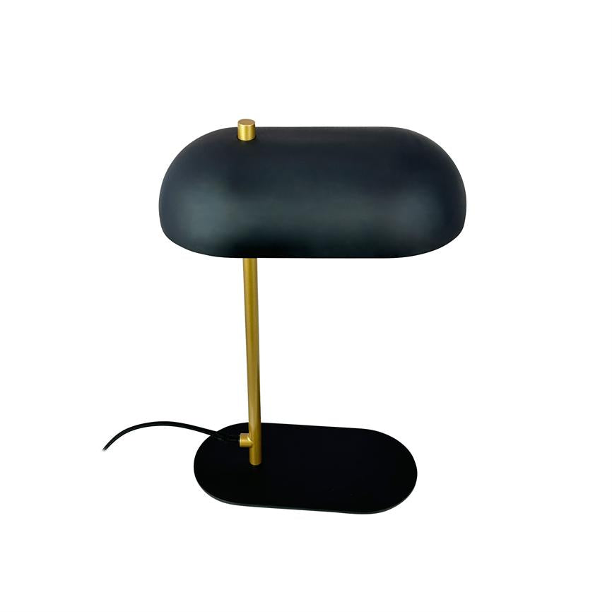 Sort bordlampe med rund, buet skærm, monteret på en gylden lodret stang og sort oval fod; sort ledning ligger ved basen; placeret mod hvid, ensartet baggrund.