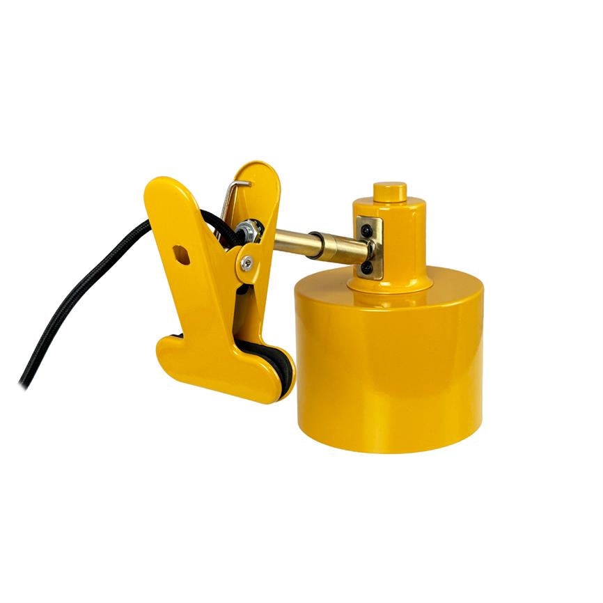 Gul metalklemme holder et sort kabel; klemmen er forbundet via en kort bevægelig stang til en gul cylindrisk base på hvid baggrund.