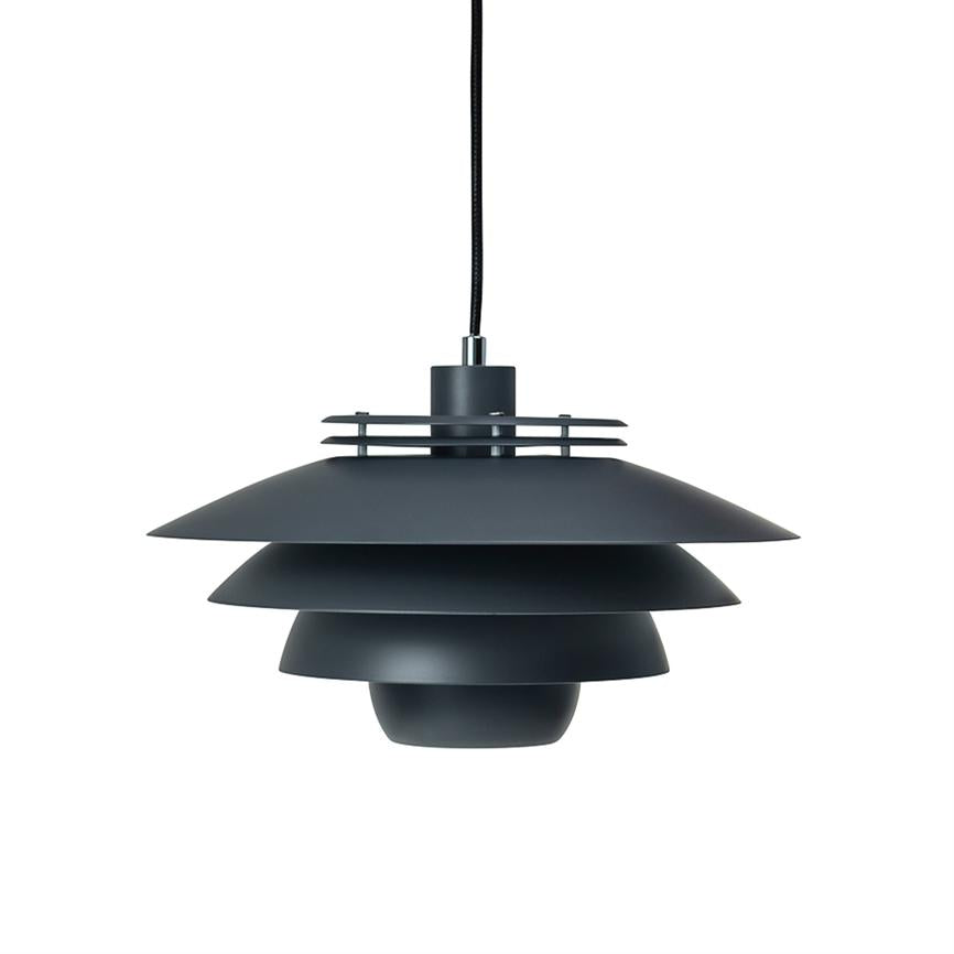 En mørkegrå, lagdelt hængelampe hænger i en sort ledning; brede, cirkulære skærme stables i niveauer og danner et moderne, symmetrisk design mod en hvid baggrund.