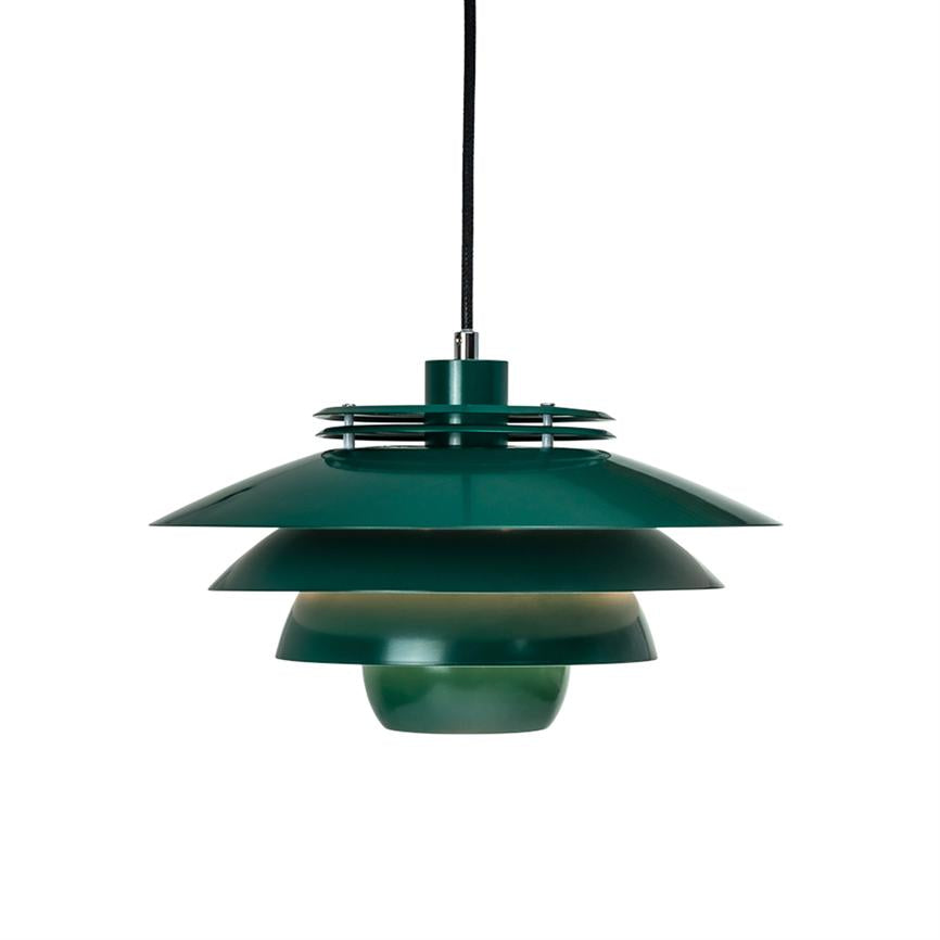 Grøn metal loftslampe hænger i en sort ledning; dens flere lagdelte, koniske skærme fordeler lyset nedad mod en neutral, hvid baggrund.