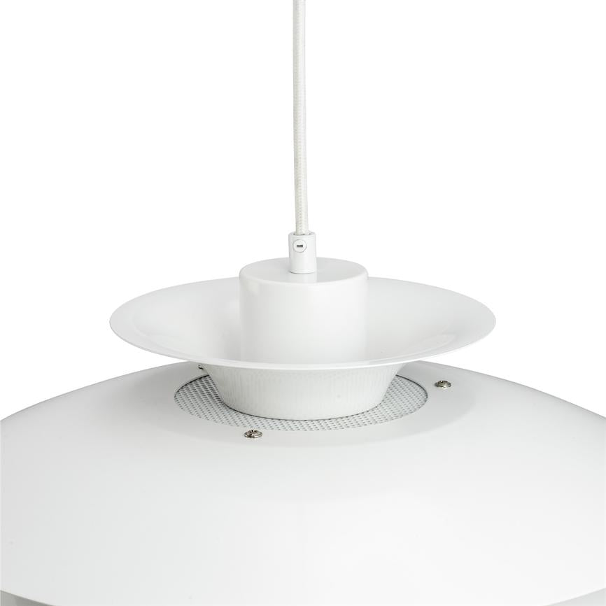 Hængelampe hænger i tekstileret ledning, med to skåleformede hvide skærme og synlige metalskruer; nærbillede viser ventilationsrist og enkel, hvid studiobaggrund.
