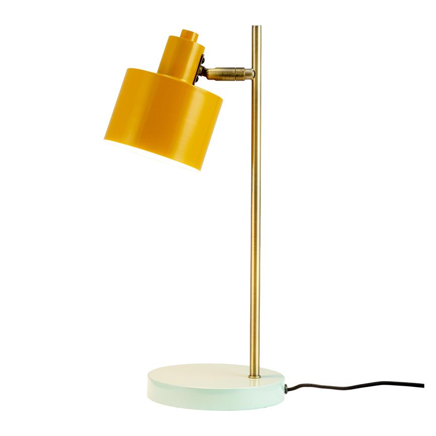 En gul bordlampe hælder let fremad; skærmen monteret på en slank messingstang over en rund mint/hvid fod, sort ledning løber ud til højre på hvid baggrund.