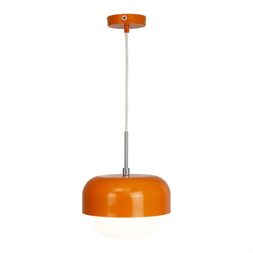 En orange pendellampe hænger i en hvid ledning og kromstang over en neutral hvid baggrund; den har en rund, blank overdel og en mat hvid nedre glaskuppel.