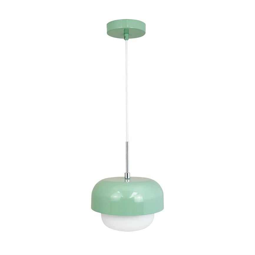 Loftlampe hænger i hvid ledning med kromstang; mintgrøn metalkuppel over hvid rund diffusor; enkelt ophæng mod ensartet hvid baggrund.