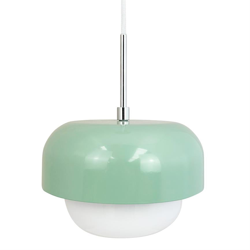 En mintgrøn pendellampe hænger i en kromstang; en rund, blank kuppel omslutter en hvid halvkugleformet diffusor, placeret mod en neutral hvid baggrund.