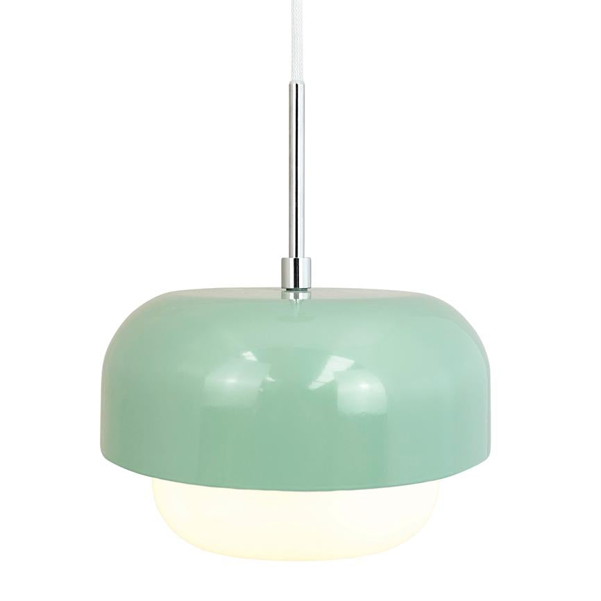 En mintgrøn pendel hænger i en kromstang; en rund, blank kuppel skjuler en hvid opal-diffuser, der udsender blødt lys mod en hvid baggrund.