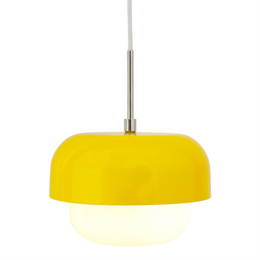 Gul pendel-lampe hænger i sølvfarvet ledning og udsender blødt, varmt lys; rund, to-delt kuppelform med blank gul overdel og hvidt diffust underpanel på neutral hvid baggrund.
