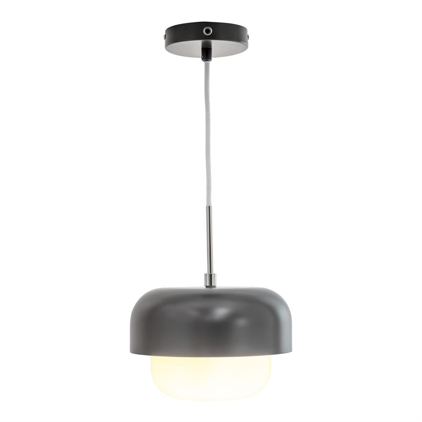 En grå metalpendel med rund mat kuppel og hvid opal glasdiffuser hænger i en stofbeklædt ledning og udsender blødt varmt lys mod en hvid baggrund.