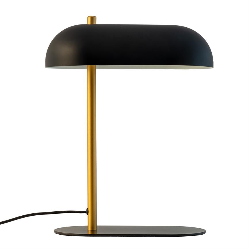 Bordlampe med buet, mat sort skærm, som hviler på en slank guldbelagt stang og oval sort fod; en sort ledning ligger ud til venstre på hvid baggrund.