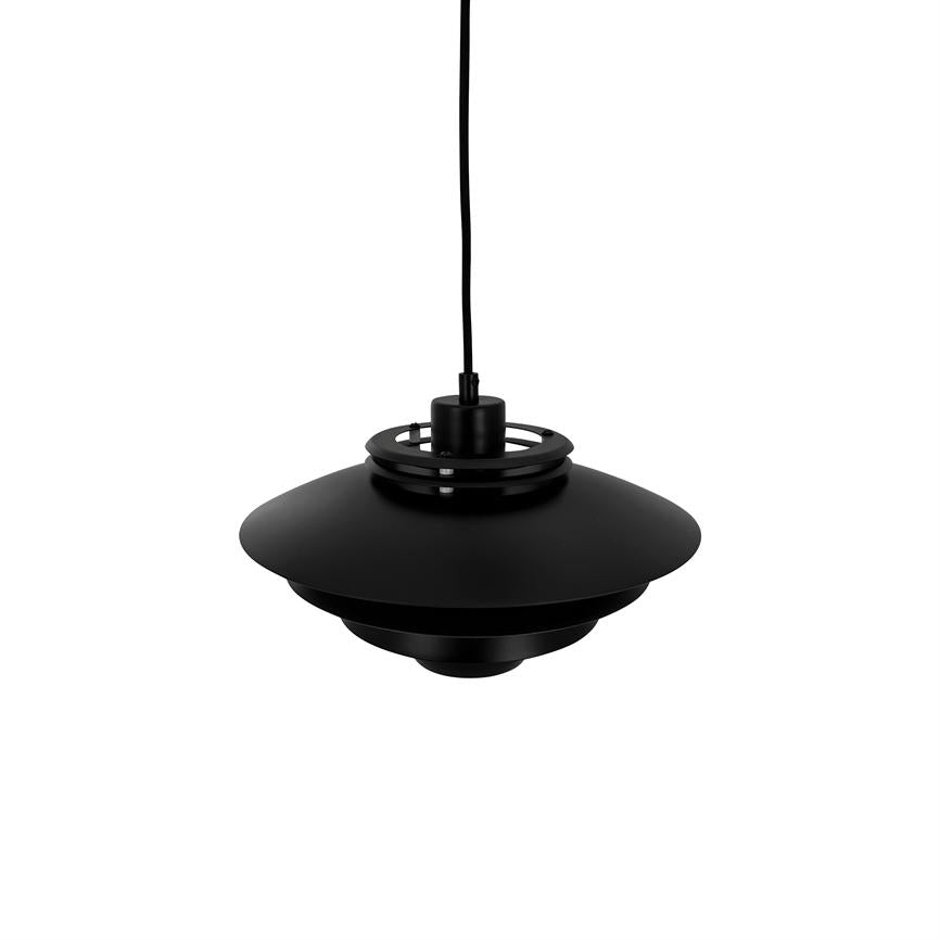 En sort metalpendel hænger i en tynd ledning over en ensartet hvid baggrund; skærmens lagdelte, skiveformede design og matte finish er tydeligt synligt.