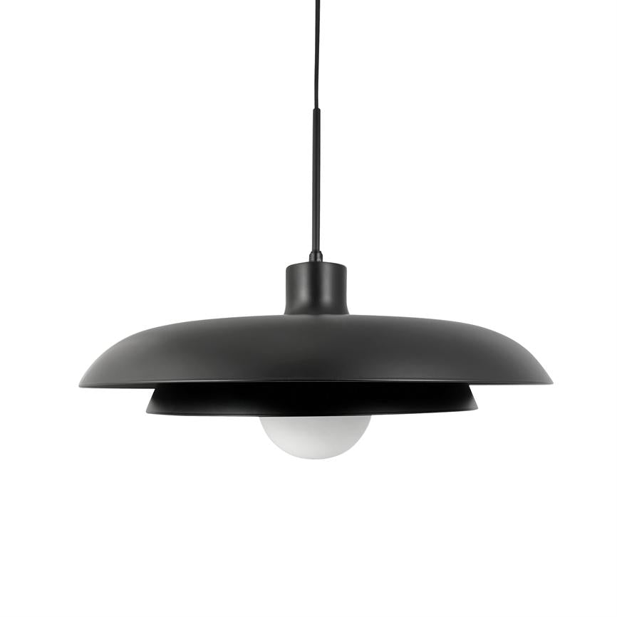 Sort, rund pendellampe hænger i sort ledning; to-lags skærm omslutter en hvid glødepære, minimalistisk design mod en ensartet hvid baggrund.