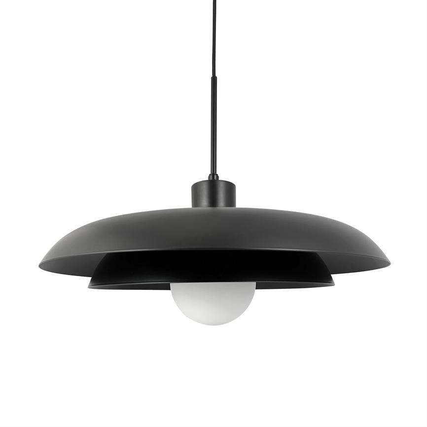Sort hængelampe hænger fra en sort ledning, med en rund hvid pære synlig under to skærme; enkel, moderne formgivning i mat sort mod en ensartet hvid baggrund.