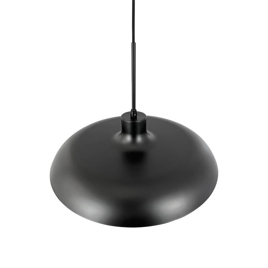 Sort pendellampe hænger i tynd ledning over hvid baggrund; bred, skålformet metalskærm med mat finish, enkelt og moderne design til loftsoplysning i minimalistisk rum.