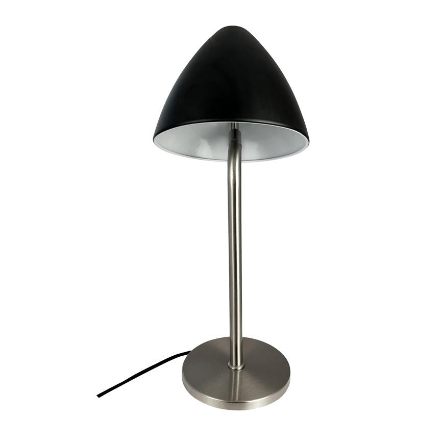 Bordlampe med sort, kegleformet skærm står på en børstet metalstolpe og rund base; sort ledning ligger ud til siden mod en klar, hvid baggrund.
