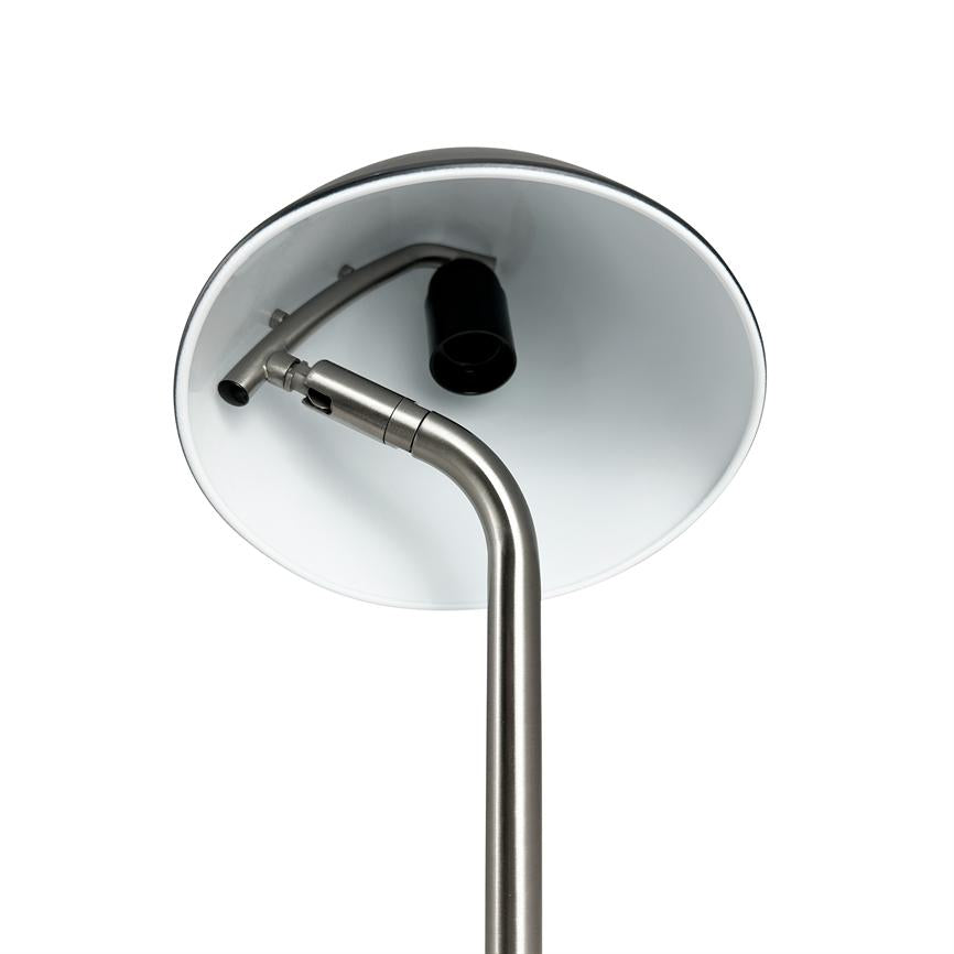 Gulvlampe med buet børstet metalstang, som bærer en rund, hvid inderside af lampeskærm vendt opad med en synlig sort fatning mod en ensartet hvid baggrund.