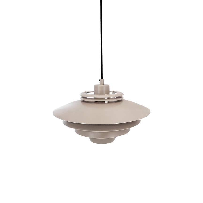 En ophængt pendel-lampe hænger i en sort ledning, med flere lagvise, cirkulære metalskærme i beige, moderne retrodesign, svæver frit foran en ensartet hvid baggrund.