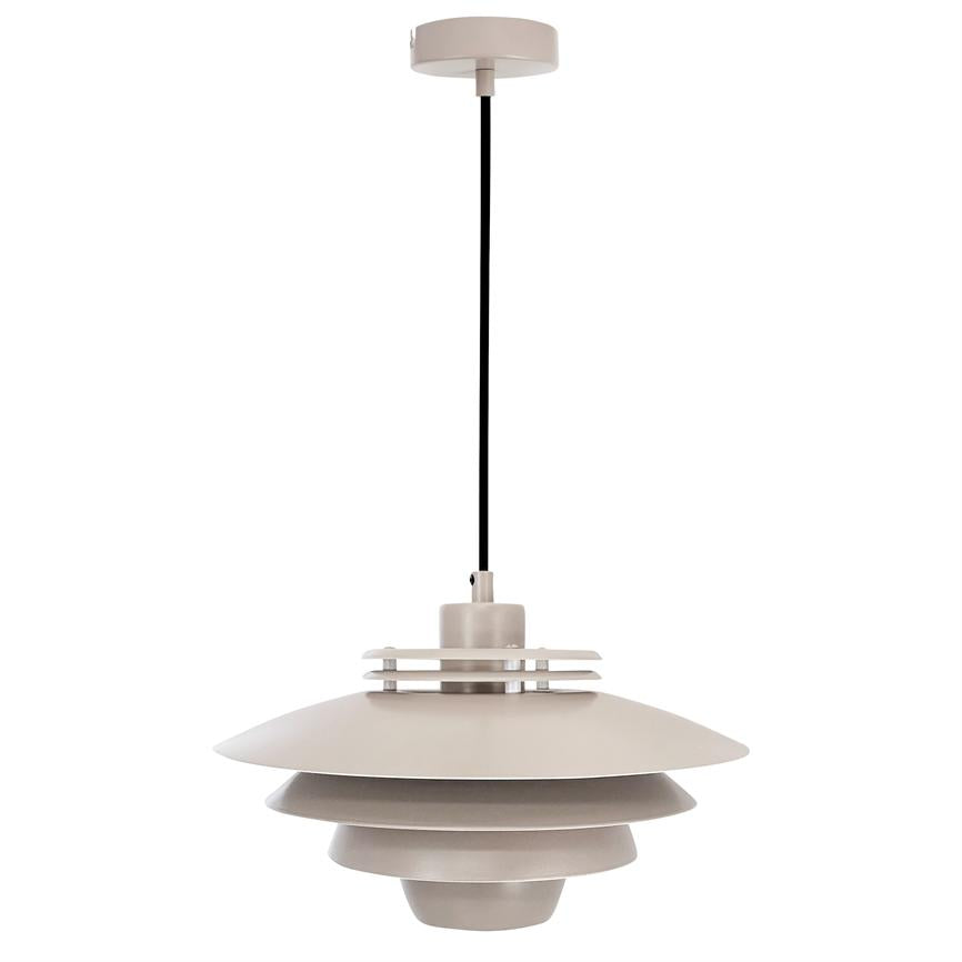 En flerlags beige metal pendel hænger i en sort ledning fra loftbeslag; lampeskærm består af fire koncentriske, nedadgående skåle; neutral, hvid baggrund.