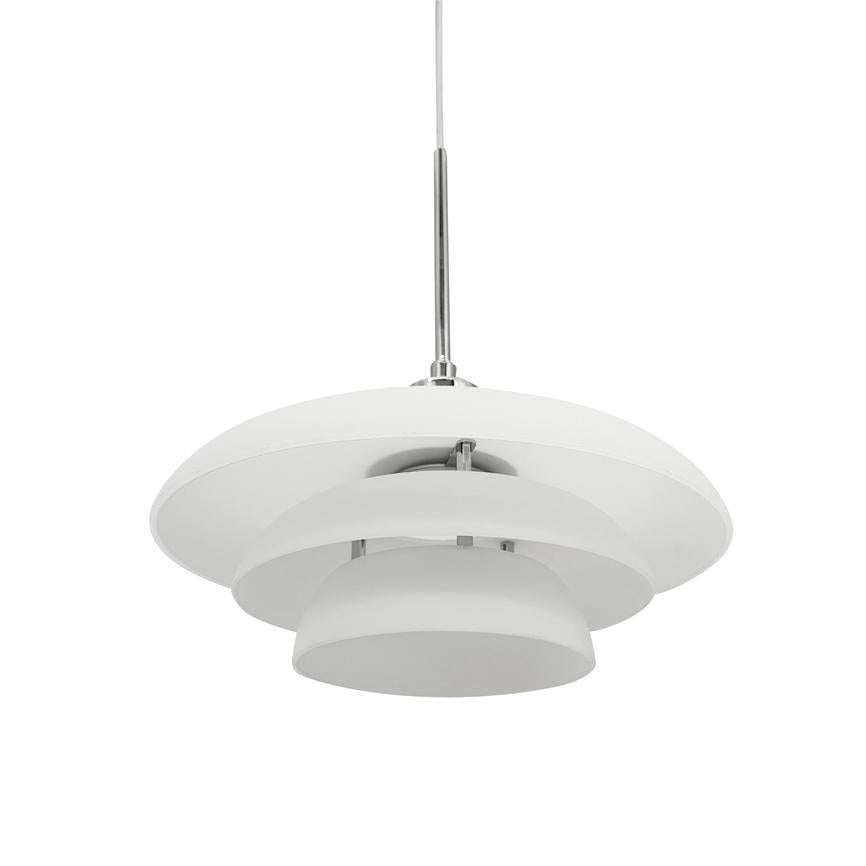 En hvid, lagdelt rund loftpendel hænger i en tynd metalstang; flere overlapende koniske skiver danner et blødt, moderne lysarmatur mod en neutral hvid baggrund.