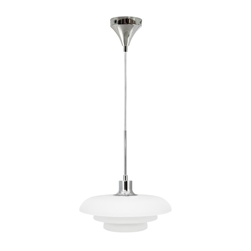 En hvid, lagdelt glasskærm-loftslampe hænger i en kromstang og stofledning over en neutral, hvid baggrund — minimalistisk, moderne produktbillede.