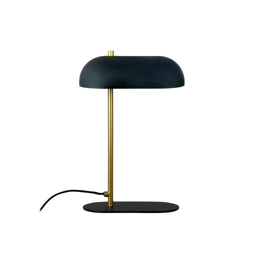 Bordlampe med sort buet skærm og tynd messingstang, hvilende på en sort oval fod; sort strømkabel fører ud til venstre mod hvid baggrund.